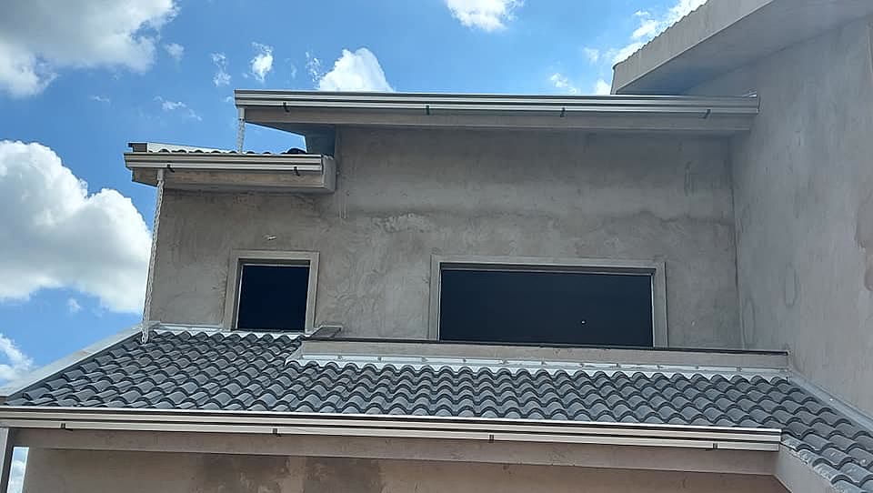 Calhas e rufos em fachada de dois pavimentos