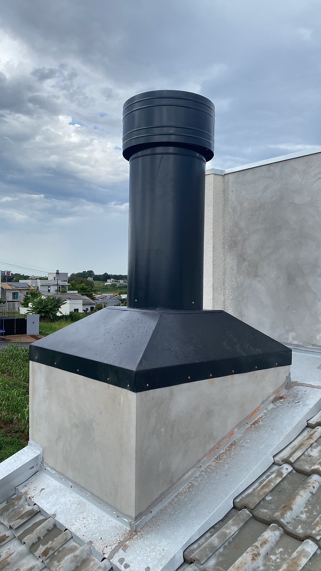 Detalhe de rufo e chapéu de chaminé