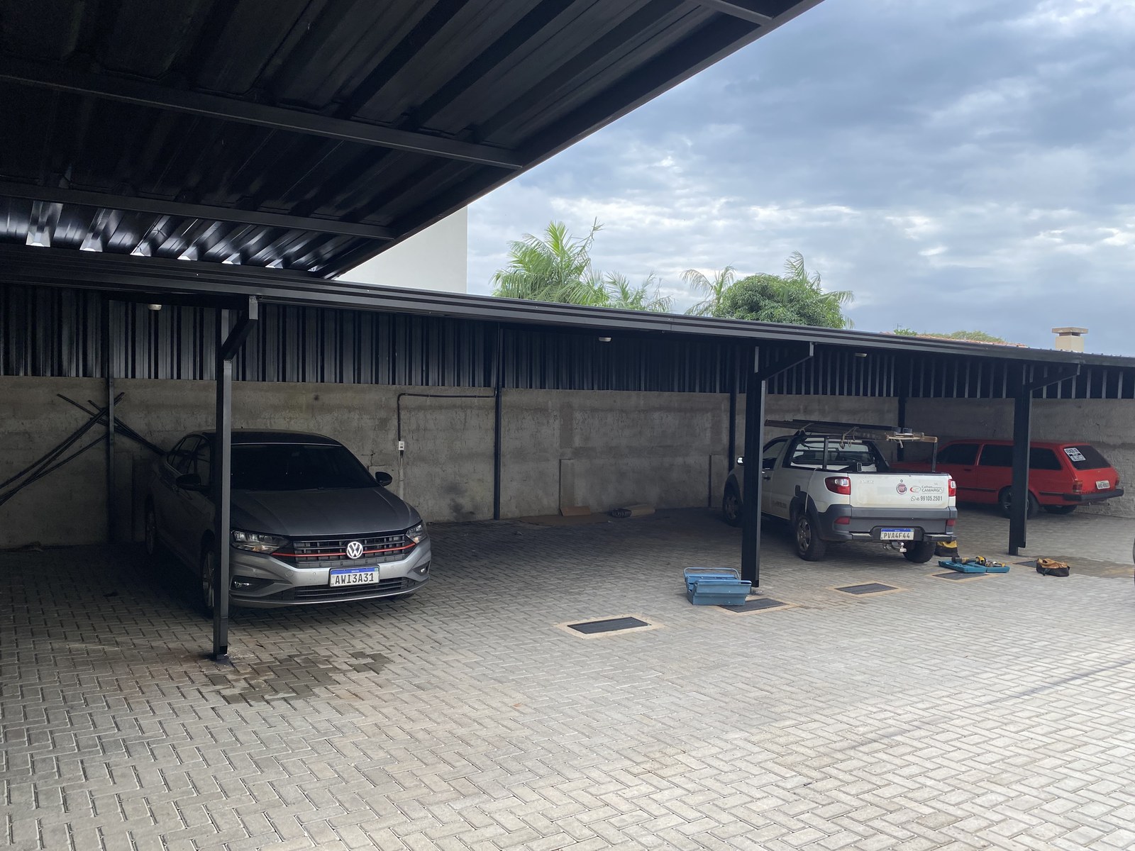 Estrutura metálica em pátio coletivo