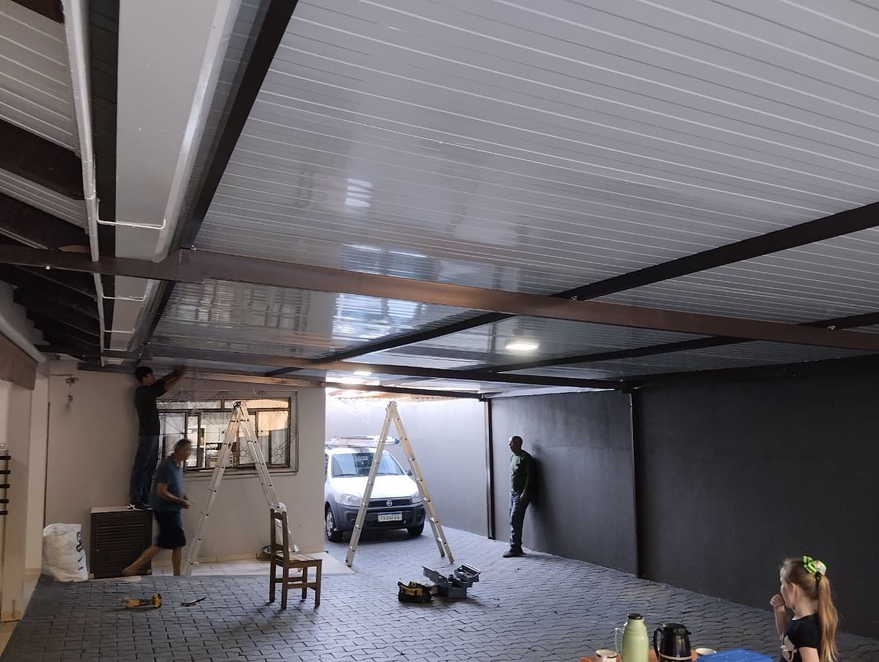 Telha termoacústica com forro em garagem