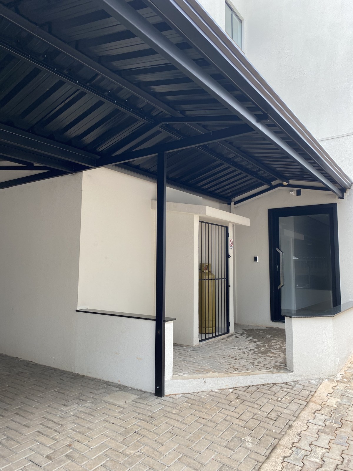 Cobertura de entrada com estrutura preta