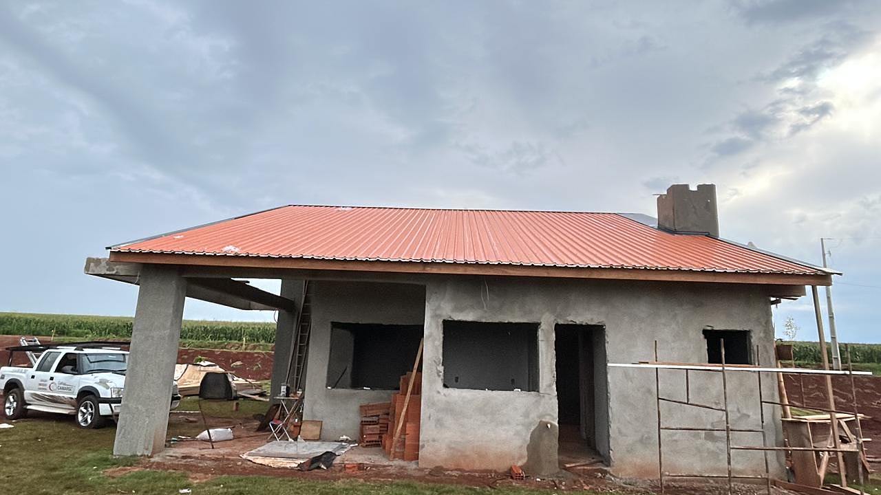 Telhado metálico residencial em obra